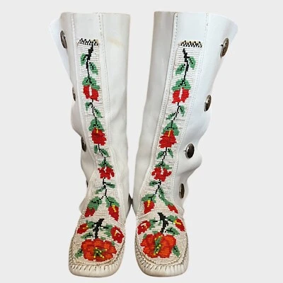 Botas mocasín altas blancas Taos vintage con cuentas a mano con conchos - adulto talla 6 Foto 1 de 4