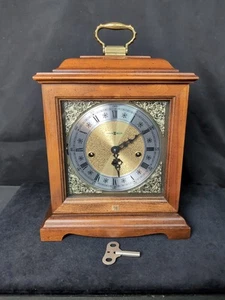 Howard Miller 612-437 Mantle Clock Carillon Legno Ciliegio con Chiave e Manuale Funzionante - Foto 1 di 17