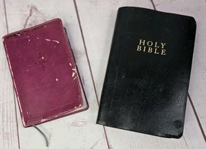 2 - Holy Bibles NIV Burgundy Black Zondervan Softcover Vtg Wear Read - Picture 1 of 23