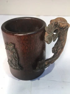 ANTIGUA TAZA-TAZA TALLADA MADERA BOSQUE NEGRO MANGO ASTA DECORACIONES DE LATÓN - Imagen 1 de 5