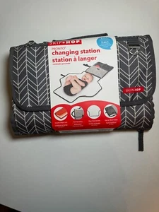 Pronto tragbare Wechselstation, Windelkupplung und Wickelauflage - graue Feder - Bild 1 von 4