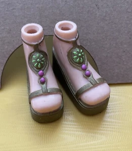 Scarpe bambola MGA Bratz 2006 Genie Magic Jade oro zeppa dorata sandali piedi - Foto 1 di 4