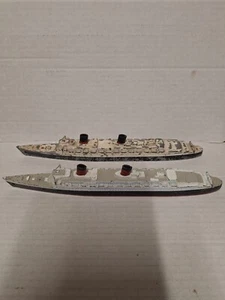 Tri-ang Minic Ocean Liners M702 RMS Queen Elizabeth( Both Versions) - Picture 1 of 7