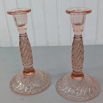 Juego De Colección De 2 Candelabros De Vidrio Rosa Depresión Vástago Retorcido Base Remolino Foto 1 de 4