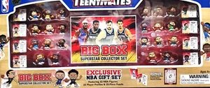 TeenyMates Big Box NBA 2024 2025 22 Figuren 22 Profilkarten Puzzle Geschenkset - Bild 1 von 4
