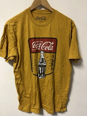 Camiseta Drink Coca Cola Establecida 1886 Soda Hombre Talla L Amarilla Foto 1 de 4