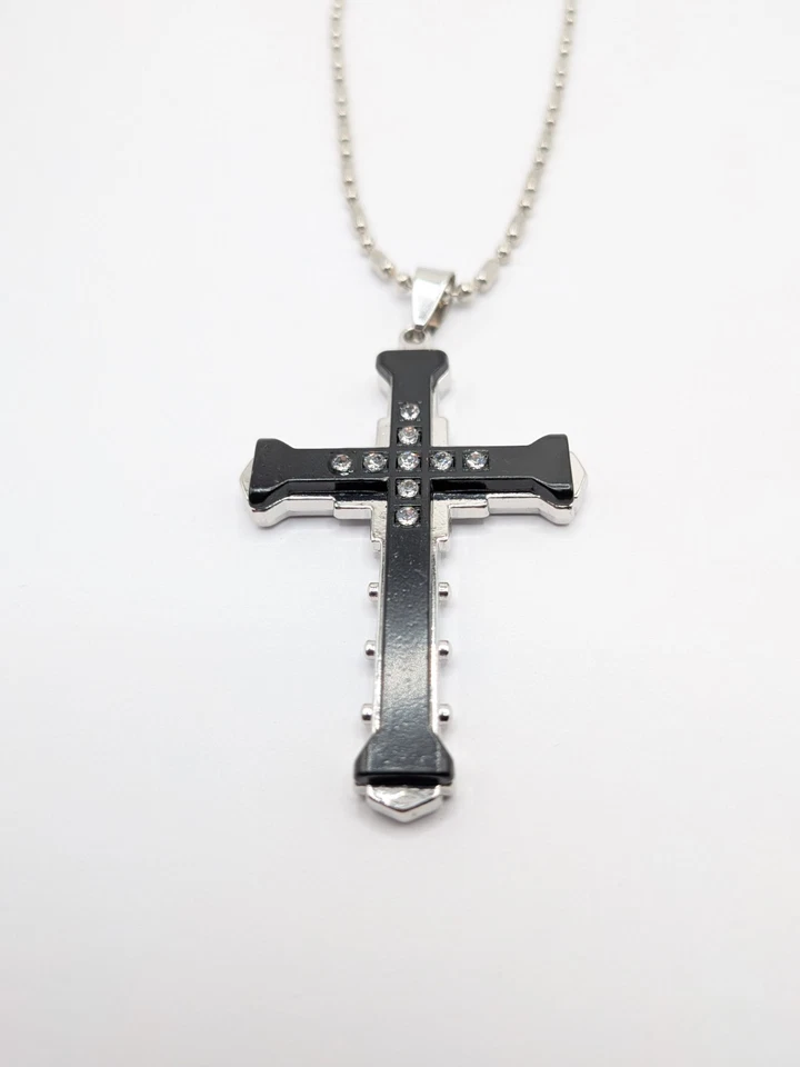 Collar cruzado de acero inoxidable con incrustaciones de resina y cristal negro para regalo para hombre  Foto 1 de 4