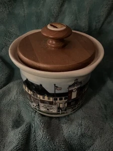 Longaberger Pottery Homestead Collection Keramiktopf mit Holzdeckel Made in USA - Bild 1 von 5