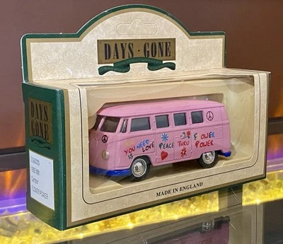 💥1955 Volkswagen Van KOMBI Flower Power Peace Love VW BUS Model Toy PINK TYPE 2 - Image 1 of 4