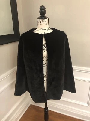 Nuevo poncho de piel sintética negro Ann Taylor Foto 1 de 3