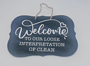 Tafelschild "Willkommen in unserer losen Interpretation sauberer Bauernhausarbeit - Bild 1 von 2