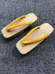 Japanese Geta Clogs Wooden Cosplay Sandals Flip-flops Shoes yellow strap Vintage - Picture 1 of 9