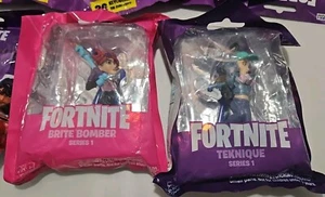 Lotto di 13 francobolli e portachiavi Fortnite nuovi mai aperti Teknique Brite - Foto 1 di 5