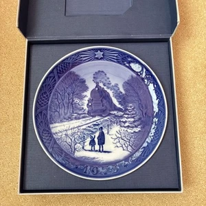 Royal Copenhagen Christmas Plate 1973 ‘Going Home For Christmas’ - Picture 1 of 4