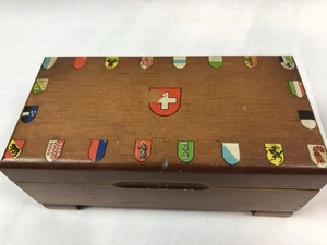 Caja de música de madera escudos suizos vintage reloj trabajo baratija - Imagen 1 de 11