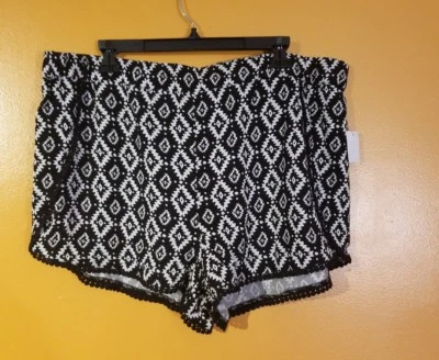 NWT Women's Plus Size 1XL Black White Southwest Print Short Cochella Boho Cute  - Image 1 of 4