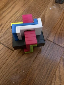 ThinkFun Zig Zag Knot Brainteaser Challenge Ages 8 to Adult - Picture 1 of 6