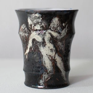 Rolf Walter geflügelter Putto Keramik geritzt glasiert Becher handbemalt 2005 - Picture 1 of 4