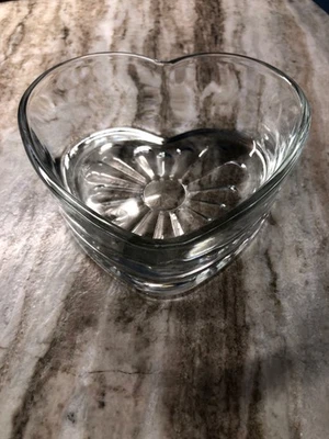 复古 Libbey 心形透明玻璃糖果碗 6 英寸厚重玻璃 — 第 1/4 张图片