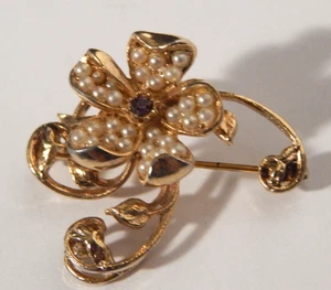 De colección Años 60 Tono Dorado delicada Flor Imitación Semilla Perla con Broche de Estrás Morado - Imagen 1 de 3