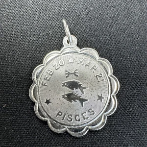 Ciondolo Vintage Argento Sterling Pesci Astrologia Charm con Date Creaster - Foto 1 di 4