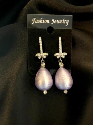 Ohrschmuck mit Baumwolleperlen. - Bild 1 von 4