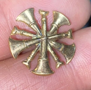 Vintage Firefighter Chief Insignia Lapel Pin 5 Crossed Bugles  - - Picture 1 of 7