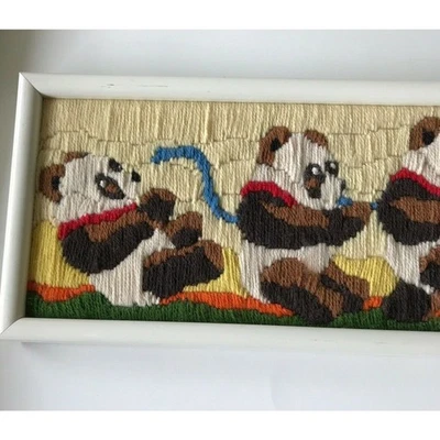 Osos bebé Crewel Panda marrón jugando tira y afloja enmarcados completos 25 x 7 pulgadas de colección Foto 1 de 4