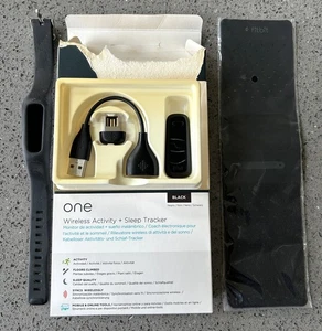 Fitbit One Kabelloser Aktivitäts- und Schlaftracker - Schwarz mit Handschlaufe - Bild 1 von 13