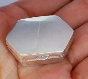 Vintage London Solid Silver Hexagon Shaped Hinged Pill Trinket Box Hallmarked - Picture 1 of 17