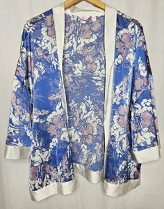 Breezies vorne offen Kurzarm Lounge Topper blau Blumen Satin XL/1X - Bild 1 von 6