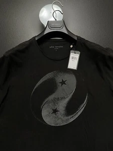 Camisa John Varvatos Para Hombre - “Tee Yin Yang” 2023 - Obra de Arte Serigrafiada - Nueva con Etiquetas - Imagen 1 de 14