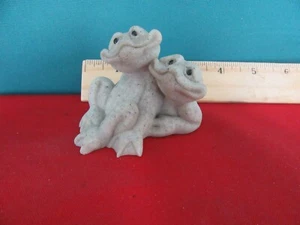 650. Vintage QUARRY CRITTERS Fric & Frac Frog Figurines Second Nature Design - Picture 1 of 6