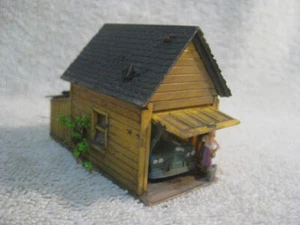 HO Scale 1 car garage Assembled-weathered-landscaped-detailed with car - Picture 1 of 7