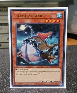 Yu-Gi-Oh Stiller Angler MAGO-DE122 Gold Rare NM 1. Auflage - Bild 1 von 2