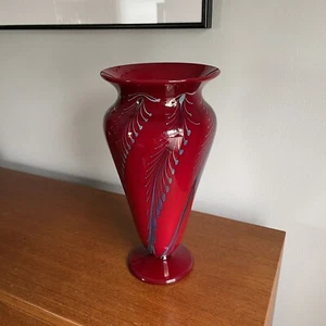 Strini Kunstglas Vase - rote gezogene Feder signiert mundgeblasen - 11 Zoll - Bild 1 von 8