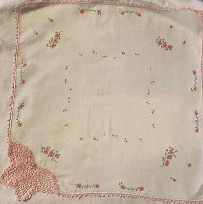 Pañuelo vintage Hankie Hanky ganchillo rosa mariposa sobre flores rojas Foto 1 de 3