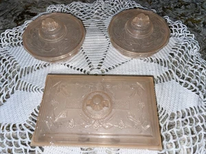 VINTAGE ROSA KUNSTSTOFF KOMMODE WASCHTISCH SET 3-TEILIG MIT DECKEL ~ SCHÖNE DETAILS ~ SELTEN - Bild 1 von 14
