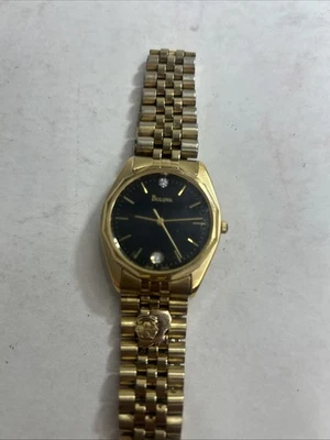 Reloj Bulova de cuarzo vintage de los 90’s para hombre tono dorado con detalles de diamantes esfera negra con fecha Foto 1 de 4