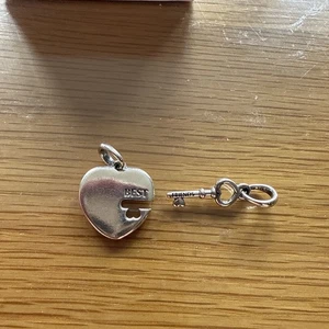 Pandora 💝 Silber Charm S Ale BEST FRIENDS HERZ & SCHLÜSSEL Anhänger #398130 ein Paar - Bild 1 von 5
