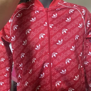 Adidas Jacke Gr.13y-14y Sportlich Trend Geometrisch Rot Langarm Polyester Neu mit Etikett - Bild 1 von 5