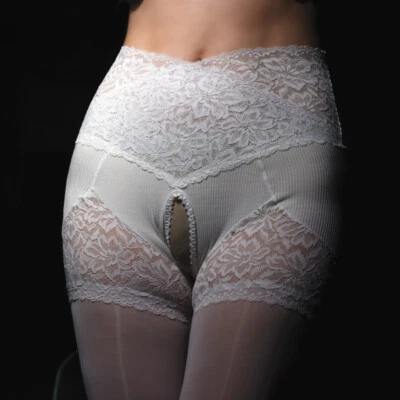 Pantimedias de encaje entrepierna abierta medias elásticas bragas brillantes y medias en una Foto 1 de 4