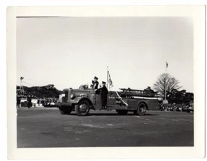 Imagen vintage de la década de 1950 de posguerra de Japón, camión de bomberos bomberos - Imagen 1 de 1