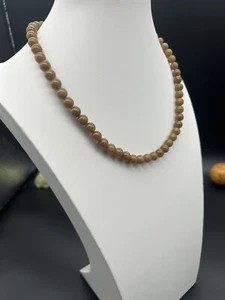 Collar de 56 cuentas de jade de azúcar de montaña dorada hetiana de 8 mm 新疆和田玉且末金山纯糖妈妈链 - Imagen 1 de 11