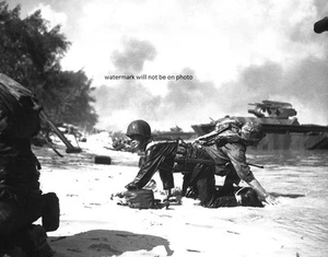 Marina de los Estados Unidos arrastrándose bajo fuego enemigo en la playa de Saipán 8"x 10" Segunda Guerra Mundial Foto 273 - Imagen 1 de 1