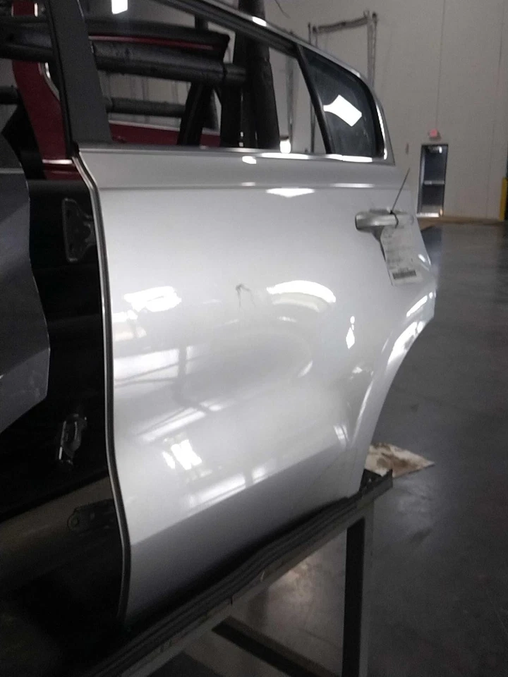2017 KIA Sportage Left Rear Door Silver OEM 632331 76K Miles — 第 1/4 张图片