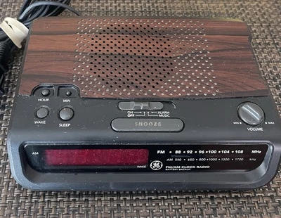 Vintage GE Woodgrain Digital Alarm Clock AM/FM Radio 7-4613D Tested & Works - Image 1 of 4