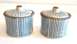 2 frascos de condimentos de cerámica de 2,5" de ancho estilo diseño tira azul danés - Imagen 1 de 6