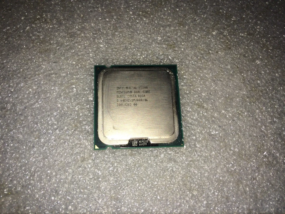 Processore Intel Pentium E5300 SLGTL Dual Core 2.60GHz 800MHz 2MB Socket LGA775 - Immagine 1 di 1