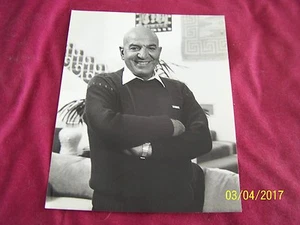 FOTOGRAFÍA 0114 7-3A/4 - TELLY SAVALAS - Actor Casualmente relajante en casa - Imagen 1 de 2